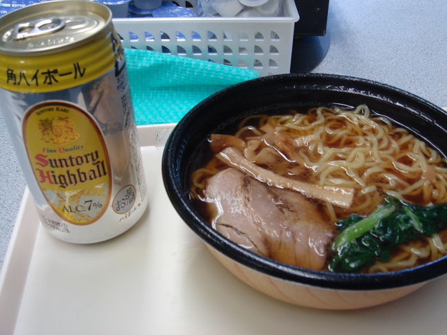 妻がショッピングに命をかけている頃、暇を持て余している僕は・・・腹ごしらえ(^-^)　ラーメンとハイボールなど。<br /><br />程なく、いよいよ搭乗です。
