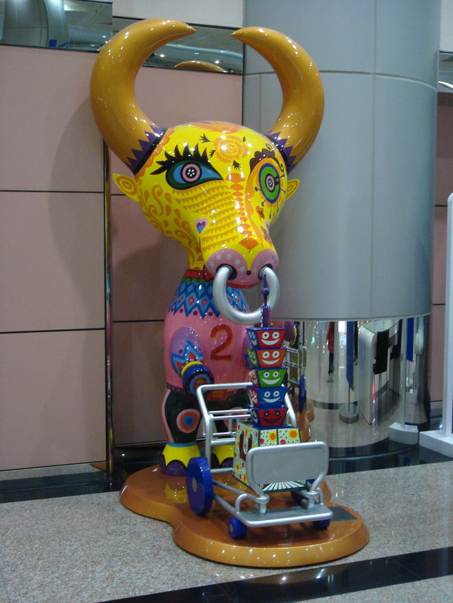 空港内の干支のオブジェ。２年前には無かったなぁ。