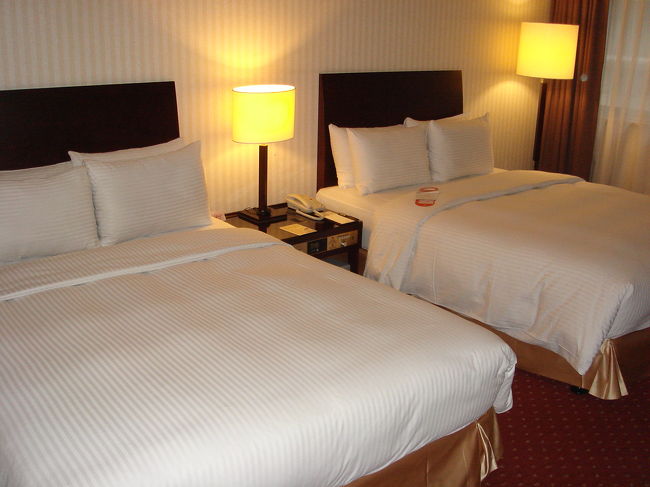 今回も宿泊は台北駅前の「凱撤大飯店（シーザーパークホテル）」をチョイス。インターネット「オクトパストラベル」で２泊、１７，６００円でした。<br />毎回宿泊しているホテルなので、スタンダードからアップグレードしてくれたみたいです。広々として、とてもくつろげました！