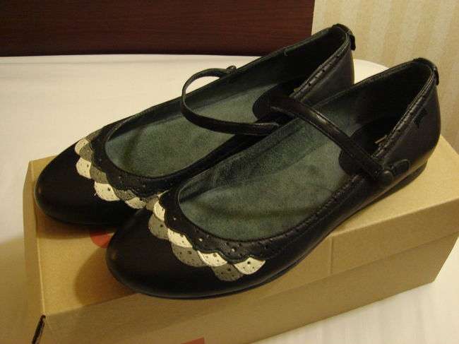 目的地というのはスペインのシューズブランド「カンペール」のアウトレット店。とにかく安いんです。１万円位で買えるんです。日本の半額以下です。<br />とりあえず１足。レディースのパンプスのTWINS。左右のデザインがちょっと違うんです。