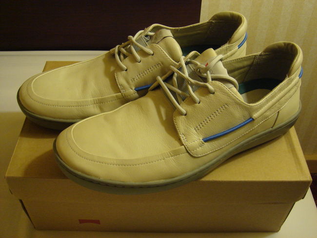 僕も負けじと２足目。白いスニーカーを購入。<br /><br />結局夫婦で４足も購入してしまいました。スーツケースに入るかなぁ〜。