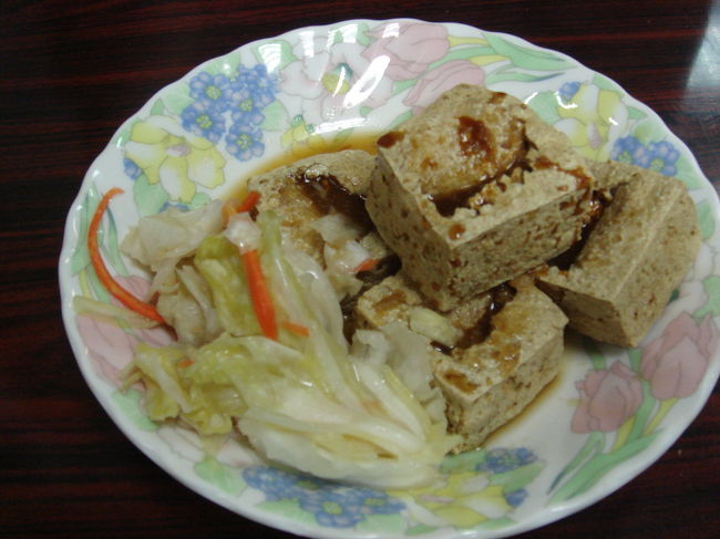 この宋上好脆皮臭豆腐さんの臭豆腐は台北で一番おいしいと思います。私たち夫婦のお気に入りのお店の一つで、毎回食べに行きます。<br /><br />外はサックサク、中はふわふわ。55NTD。