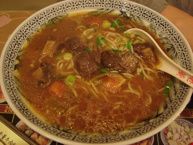 妻は蕃茄（トマト）牛肉麺を注文。あっさりしてて、女子におすすめです。