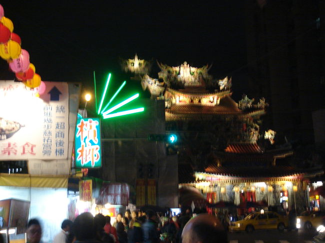 松山駅から饒河街観光夜市に。雨にもかかわらず、人が凄い！