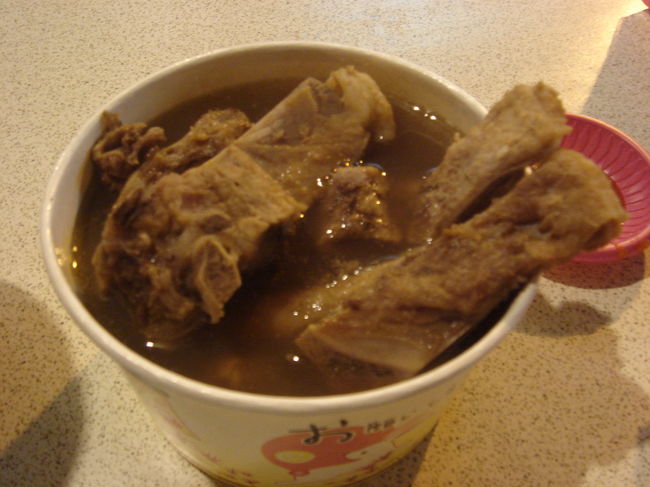 これがその排骨湯。スペアリブを大胆に手づかみ、骨についた肉をしゃぶってやります。<br /><br />見た目と違って、あっさり上品な味です。