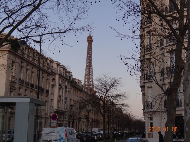 今日の最初の目的地は｢エッフェル塔｣。メトロの｢エコールミリテール駅｣を降りてあるって行くと・・・、見えてきました！