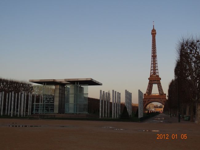 ｢希望の壁｣とエッフェル塔。