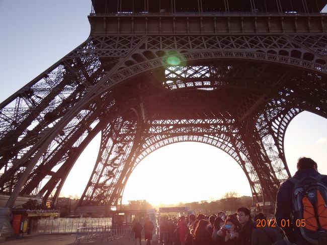 オープン前からすごい行列です。<br />私は日本からインターネットで予約しておいたので、予約者用の列に並びます。