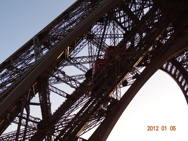 こんな２階層のエレベータに乗ります。