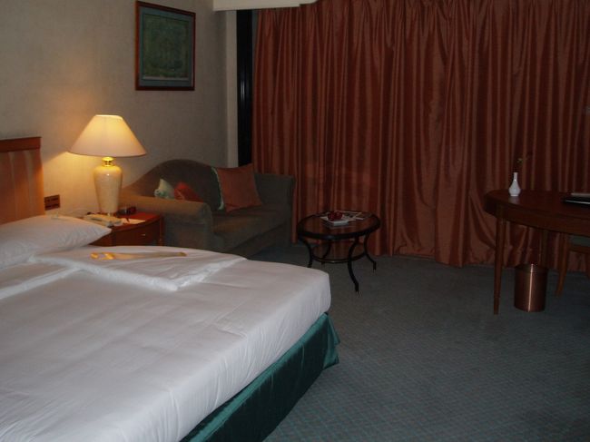 スリランカ　コロンボ市内<br />シナモングランドホテル<br />http://www.cinnamonhotels.com/CinnamonGrandColombo.htm<br /><br />ゆったりした部屋です。<br />夜中なので、よくわからないままベッドへ。