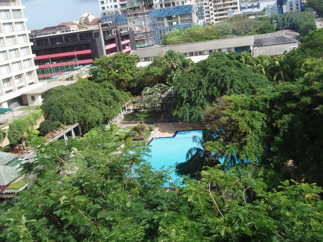 朝です。<br /><br />部屋からの景色は、結構ステキ♪<br />プールもあるんだな♪