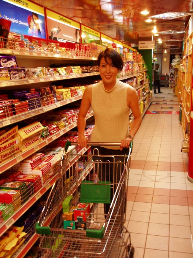 ホテルの敷地内にショッピングセンターがありました。<br /><br />日本の価格からみると、すごく安い！特に紅茶やスパイス系。<br />モルディブに行く前なのに大人買い♪<br /><br />クレスキャット・ブールバード<br />http://www.cinnamonhotels.com/GrandCrescatShopping.htm<br /><br />※ただし、この4年後に行った時に地元の人に聞いたら、このSCは超高いのだそうです。