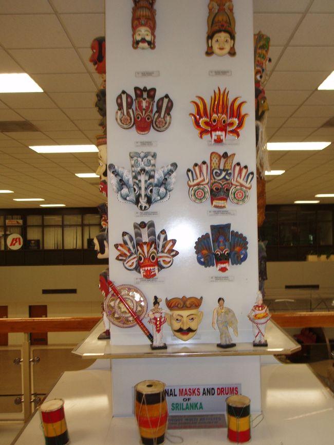 さぁ、モルディブに出発です！<br /><br />スリランカの空港には、伝統工芸品であるマスクが展示してありました。。。