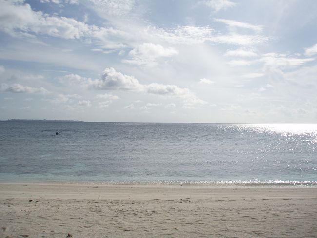 夜遅くにチェック・イン。日本人スタッフが優しく迎えてくれました。<br /><br />そして朝起きてコテージから出ると、この景色！<br />あぁ、いいなぁ〜♪幸せ♪