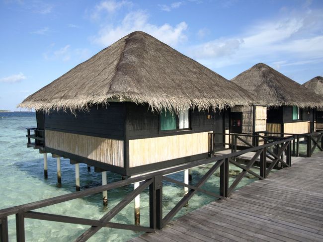 友人たちは、こちらの水上コテージに宿泊。<br />ステキです♪