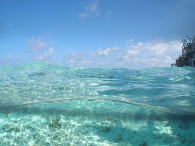 ホテルのビーチでパチリ！<br />美しいです！