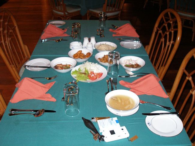 ある日の夕食。<br /><br />毎日、ブッフェです。<br />4人で適当に好きなものを持ってきて、つつき合いです。