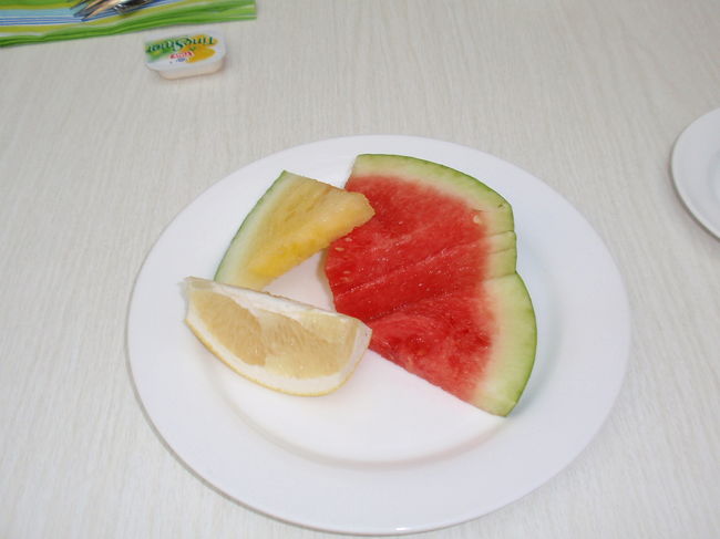 北欧でも赤と黄色のスイカが食べられるなんて！嬉しい〜♪<br />すいかもグレープフルーツもすっごく甘くて美味しかったです。