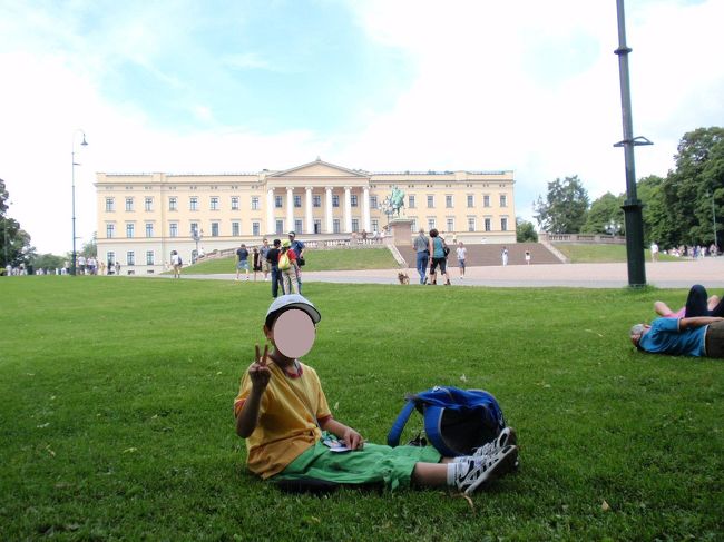 ちょっと休憩！<br />多くの方がこの芝生でのんびり過ごしていました。ピクニックみたい！<br />木陰は涼しくて空気も景色もきれいで、リラックスできます。