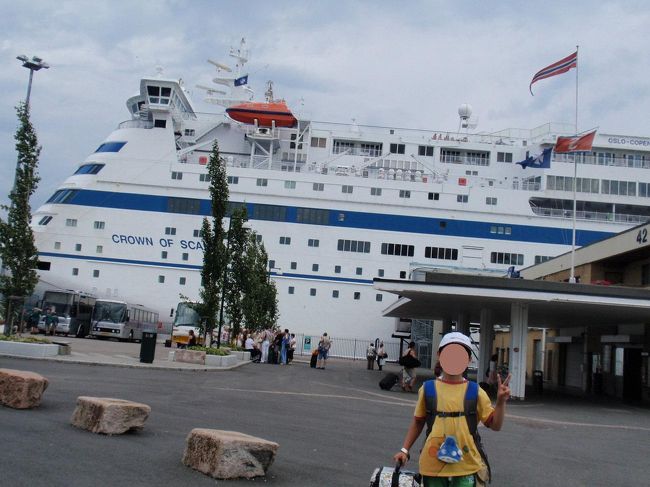 今日はこの船に乗ってデンマークへ向かいます。<br />日本でＨＰでちょっぴりだけ贅沢なコモドアクラスのお部屋を予約しておいたので楽しみ！（ユーレイルパスを持っていると２０％割引なのデス）<br />チェックインカウンターも別になっていました。<br />プリントアウトしていたバウチャーとパスポートとユーレイルパスを見せて、ボーディングパスと夕食のチケットをもらって中へ入ります。