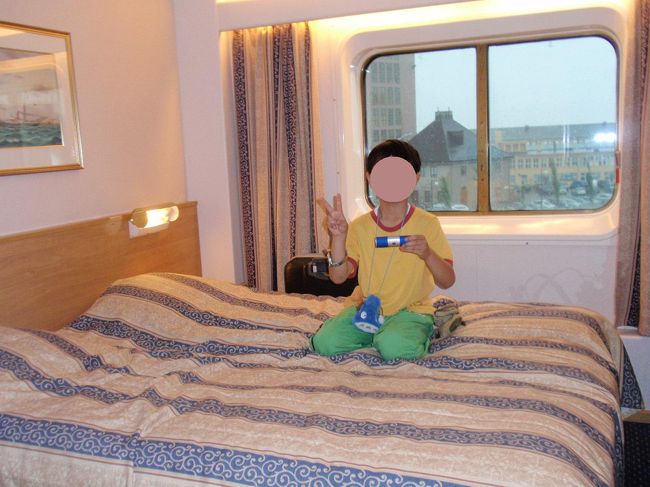 大きなベッドに窓もトイレ＆シャワーもついたお部屋です。眺めも良くて大満足〜！なはずが、怪しい雲行きに。。。