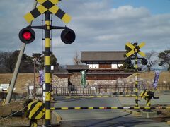 つづいて駅に隣接している松代城跡へ向かいます。
今度来る時はこの警報機が鳴る事はないんだろうな〜