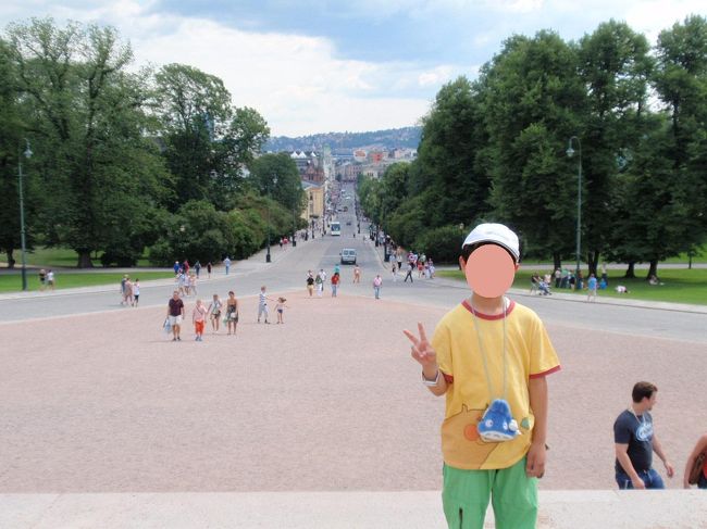 おおっ！こんな長い坂を上がってきたのね〜。。。