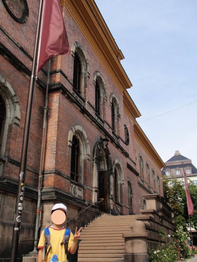 ムンクの「叫び」がある国立美術館です。ほかにもたくさんの素敵な絵が飾ってあります。<br />１階のショップにはおしゃれなポストカードや小物も売っていました。<br />さて、そろそろ港へ行く時間です。