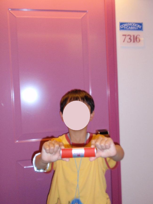 コモドアクラスの７１３６号室です。<br />手に持っているのは「オスロ・セーター・ショップ」で買ったペン付き電卓！くるりと回すと青色に変わります。