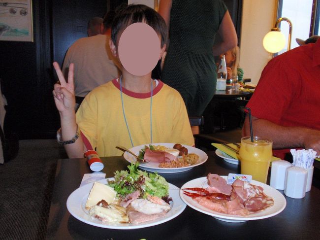 乗船すると、とうとう雨が降ってきました。すごい雨と雷で景色が楽しめずちょと残念。。。すこ〜し揺れるかな？でも私達には気にならない程度です。<br />船の中は温水プールやキッズコーナーやＰＣ部屋や免税店もあって子供も大人も楽しめます。<br /><br />それよりお食事！！ものすごくゴージャスなブッフェでびっくり！！<br />シーフードもお肉もチーズもサラダもパンも盛りだくさん！！