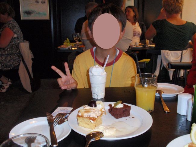 デザートだってたっぷりです(^ ^)。<br />大満足！お腹いっぱいで動くのも大変〜。。。<br /><br />もうお部屋へ帰って寝るだけの体力無し親子の私達なのですが、大勢の方がパブなんかで夜中まで歌ったり踊ったりして楽しんでおられたようです。<br /><br />雨は小雨になって、電車よりも揺れなくて朝までぐっすり寝られました。