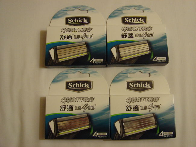 ひげ剃り（シック・クワトロ４）の替え刃。日本で買うよりかなり安いのでいつもまとめ買いしてます。