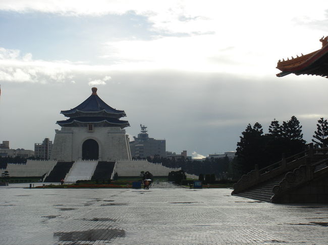 中正紀念堂に到着。雨があがってきました。