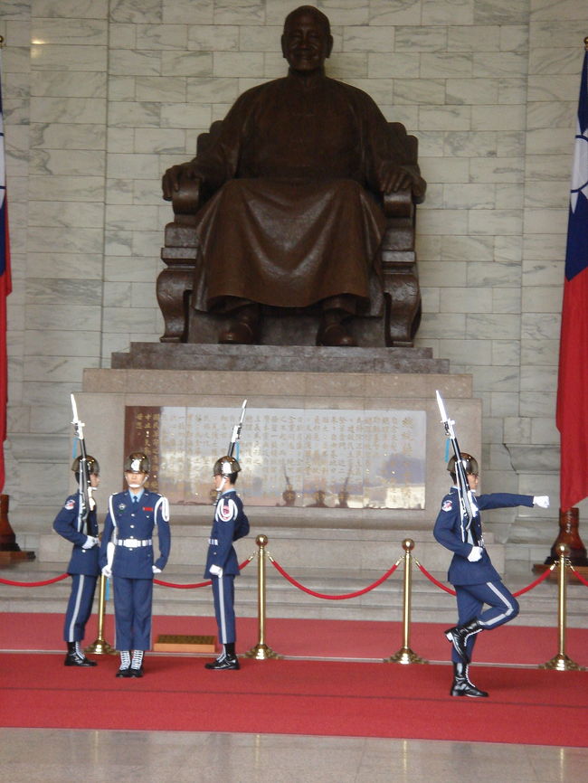 交代式が始まりました。凛々しい兵隊さん（この制服は空軍ですね）たちによる素敵な交代式でした。