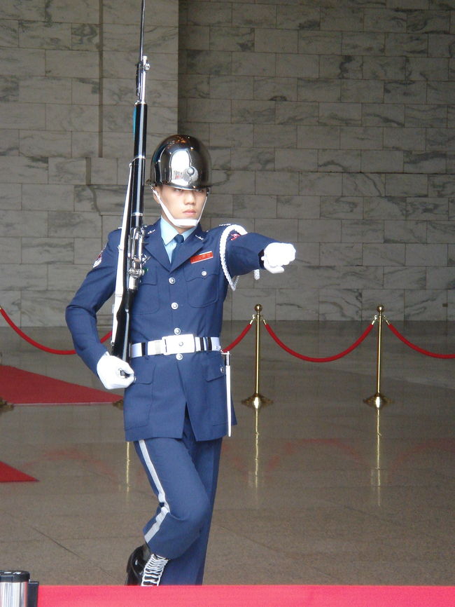 交代式を務めることが出来るのは、軍隊の中でもエリートの兵隊さんのみ。イケメンで身長も高くないとダメなんですよ。