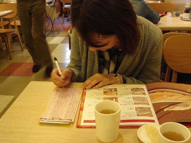 オーダー票に食べたいものにチェックを入れていきます。