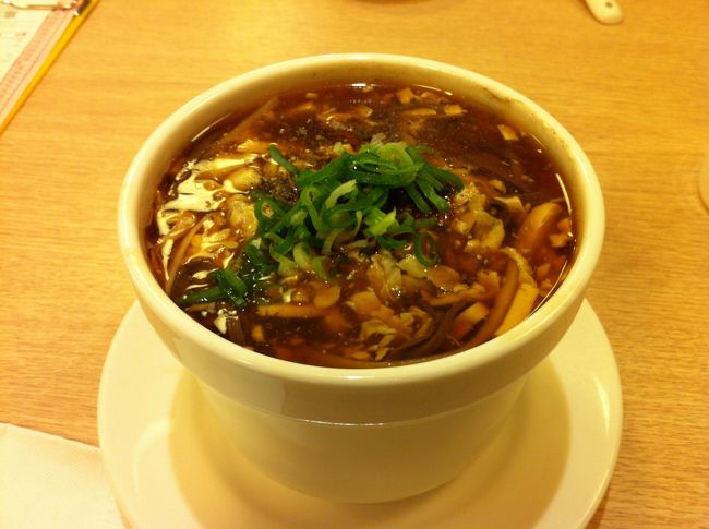 酸辣湯。下の方に辛いのが沈んでるので、よく混ぜて食べましょう。<br />２人なら（小）で十分です。