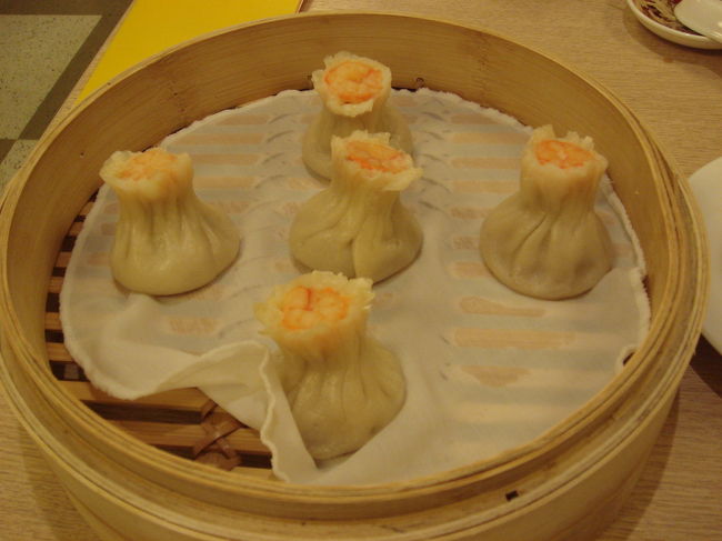 エビシュウマイ。初めて鼎泰豊で注文しました。<br /><br />僕・・・これ・・・好き。<br />どうして半分しか注文しなかったんだろう・・・。