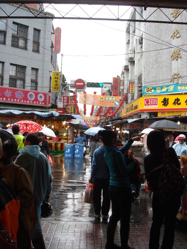 鼎泰豊から迪化街（問屋街）へ。さすが旧正月前ですね。雨模様ですが、たいへん賑わっていました。