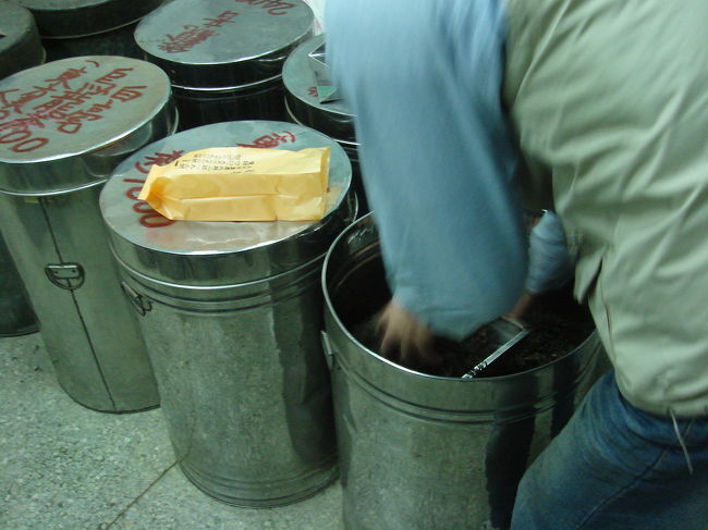 日本語ができる店員さんが一人いますので、安心です。<br /><br />１斤（600g）とか半斤とか、計量してもらって購入します。