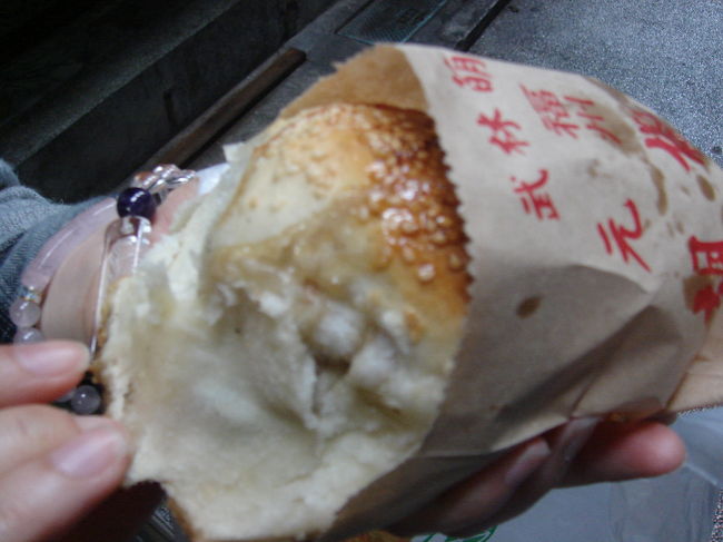 これがその胡椒餅。いろんなところで胡椒餅を食べましたが、今のところNo.１かな。ほんとに美味しいです。（細い路地を入った所にある店なので、初めて行ったときはドキドキ、キョロキョロしてしまいました）