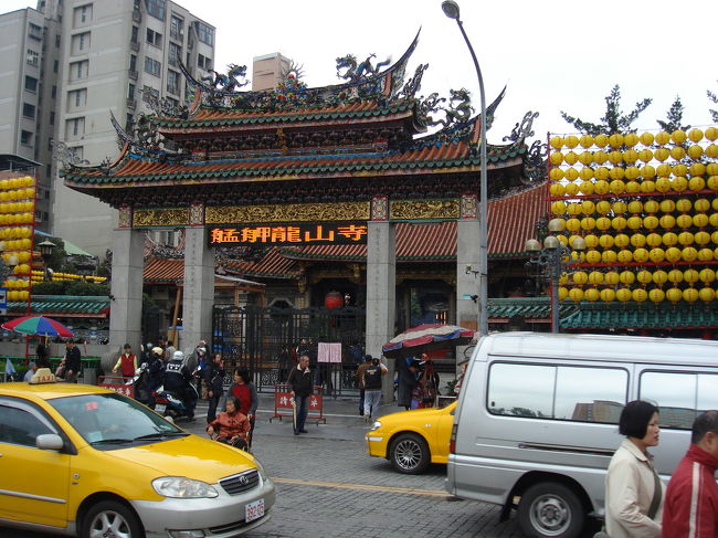 食べてばかりじゃありません。龍山寺もちゃんとお参りしましたよ（笑）<br /><br />お寺に電光掲示板、有りですよね！