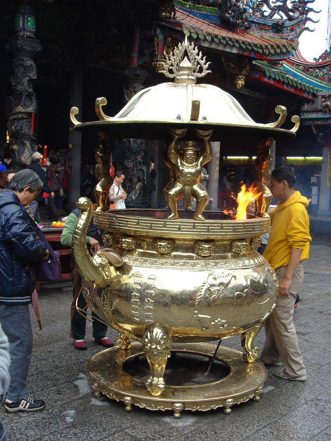 購入したお守りを袋から出し、このピカピカからモクモク出ている煙の中で軽く燻します。（地元の人たちがそうしていたので、真似してみました）