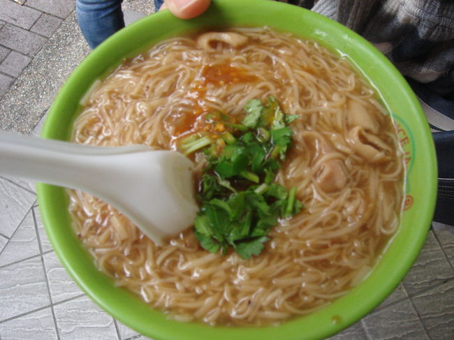 麺線キター！！<br />素麺とモツをカツオだしで煮込んだだけなのに、なんでこんなに美味しいの！！<br />絶対パクチーは入れるべし！