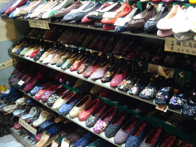 同じく城中市場の鼎隆百貨さん。チャイナテイストのサンダルを販売しています。