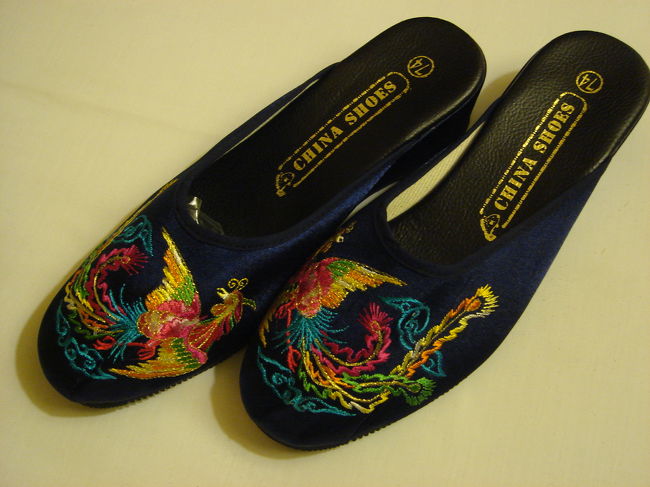 妻が購入したサンダル。鳳凰柄がいいね〜。