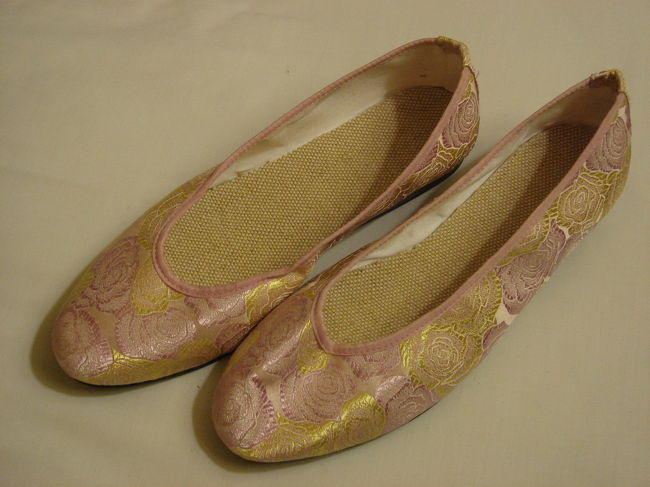 こっちはピンク色の花柄のペタンコ靴。履き心地バツグン！<br />しかも安い！！
