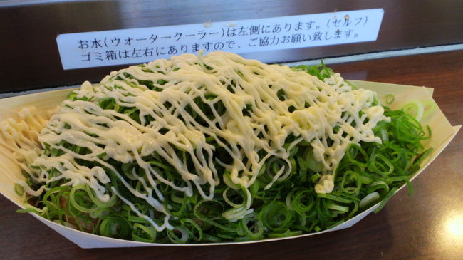 通路で立って食べるのですが、ネギたっぷりトロトロでおいしい。このために梅田に来たのです。でもついでに大丸で「マダムシンコ」のバームクーヘンも並んで買いました。