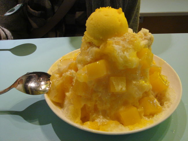 マンゴーかき氷。マンゴーはシーズンではないので、マンゴー味の寒天がゴロゴロ乗っていました。次回は夏に来て、ホントのマンゴーかき氷が食べたいな。