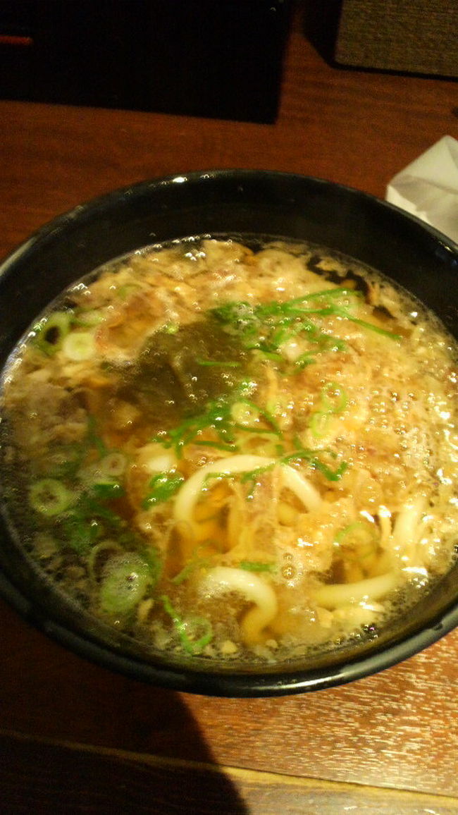 かすうどん。牛筋を揚げたような？？ものが上にのっかっています。今まで食べたことのない味。